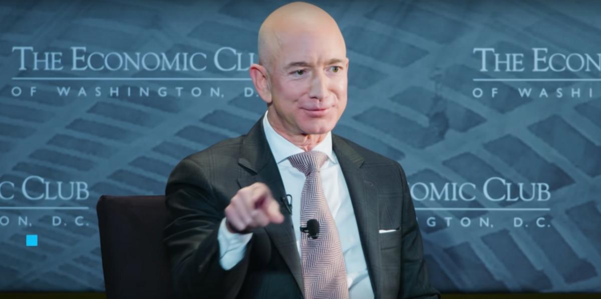 Jeff Bezos: Υπόσχεται να μειώσει τις εκπομπές αερίων της Amazon