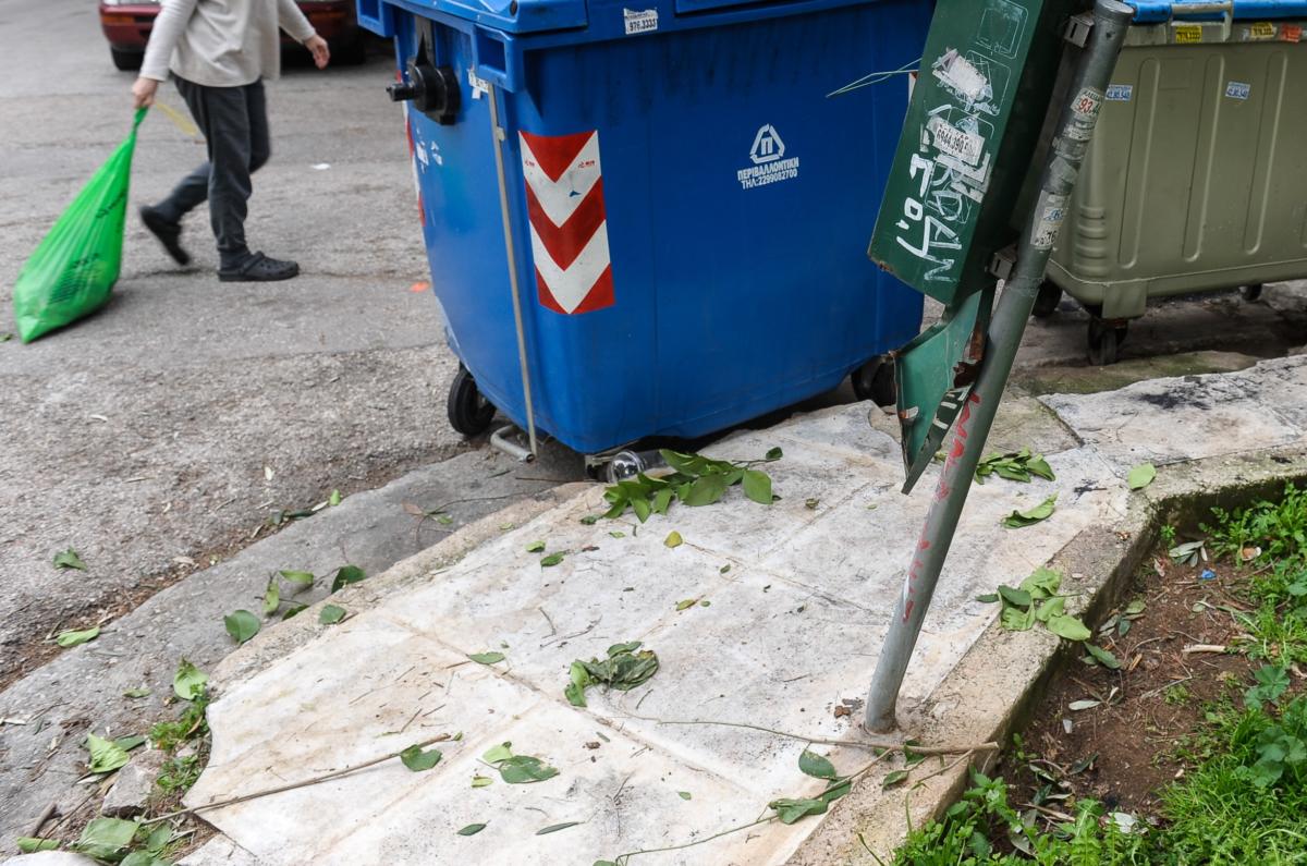 Αλεξανδρούπολη: Άνδρας βρέθηκε ζωντανός μέσα σε κάδο!