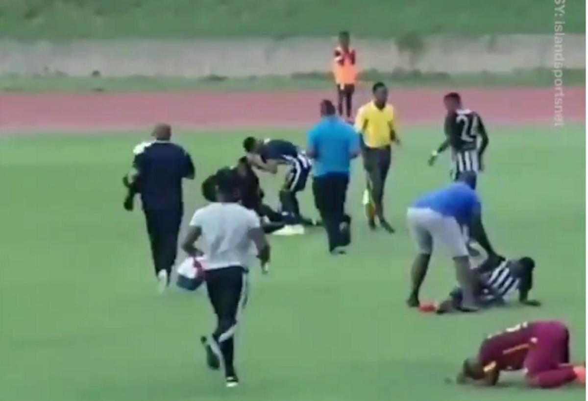 Τους “χτύπησε” κεραυνός! Το απίστευτο περιστατικό σε ποδοσφαιρικό αγώνα – video