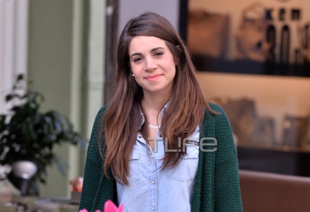 Αγνώριστη στην ορκωμοσία της η Κορίνα από το “Πάτερ ημών”! [pic]