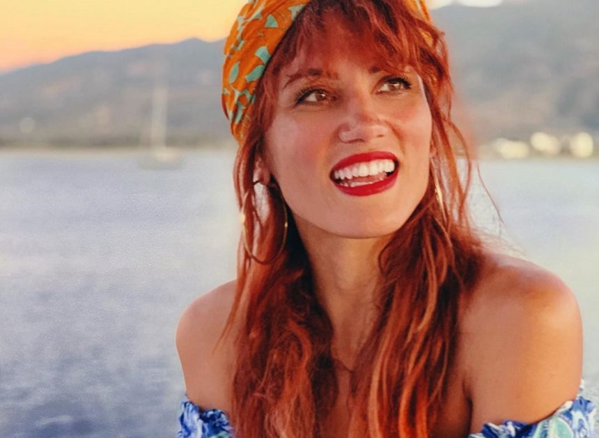 Απίστευτο και όμως αληθινό! Η Μαίρη Συνατσάκη πήγε σε γάμο και… βούτηξε με τα ρούχα στην πισίνα – Βίντεο