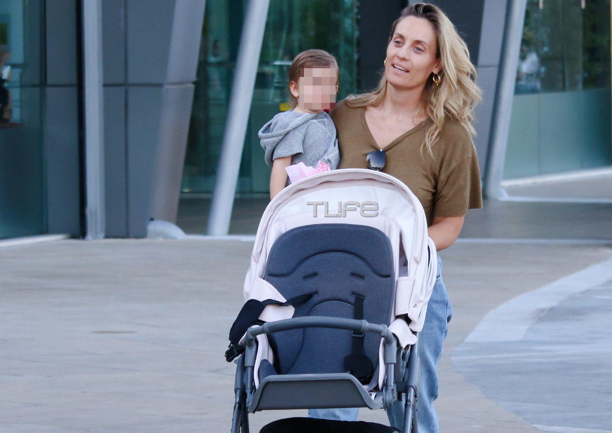 Ελεονώρα Μελέτη: Βόλτα στα βόρεια προάστια μαζί με την ενάμισι ετών κόρη της!