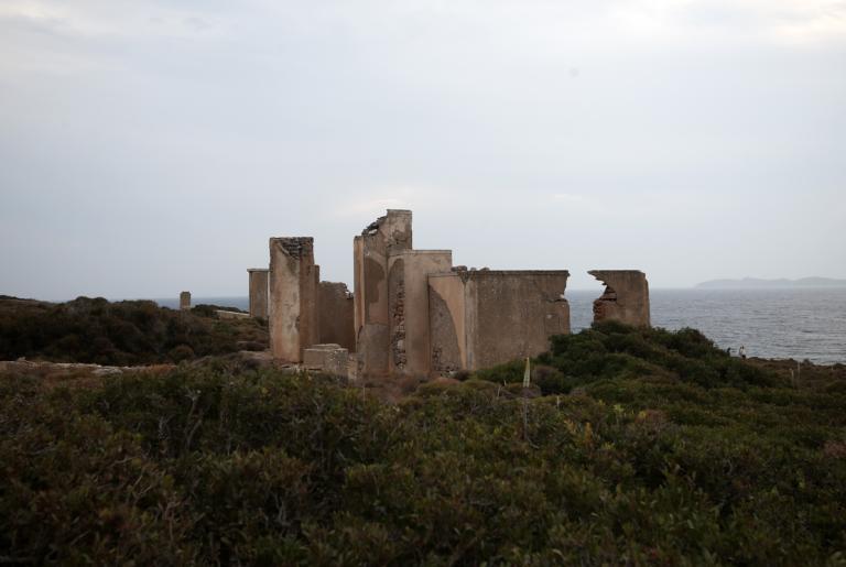 Συνάντηση Παπαρήγα – Μενδώνη για μνημεία του ΚΚΕ σε Γυάρο και Μακρόνησο
