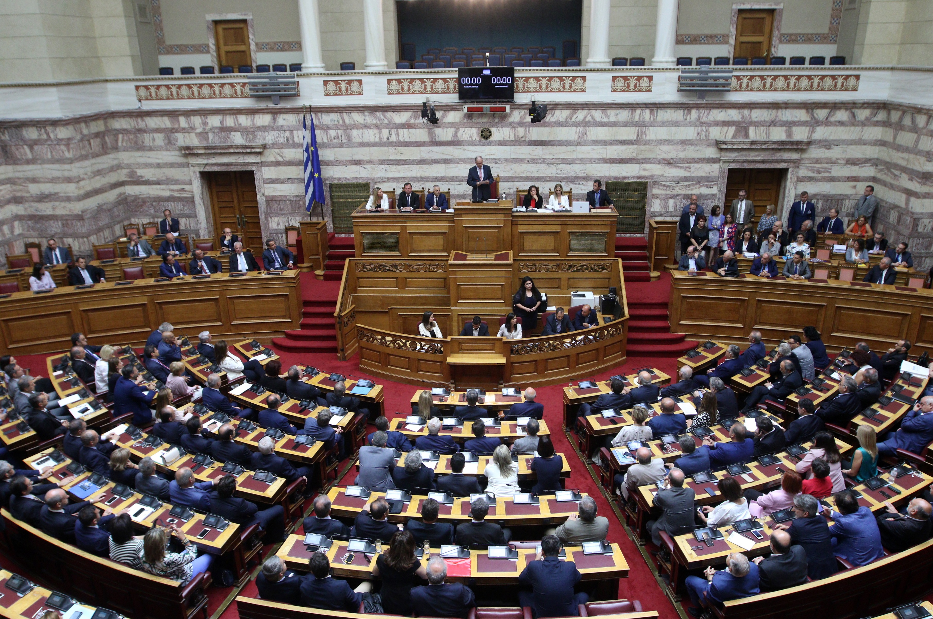 Βουλή: Ψηφίστηκαν από την Ολομέλεια οι τέσσερις συμβάσεις έρευνας και εκμετάλλευσης υδρογονανθράκων