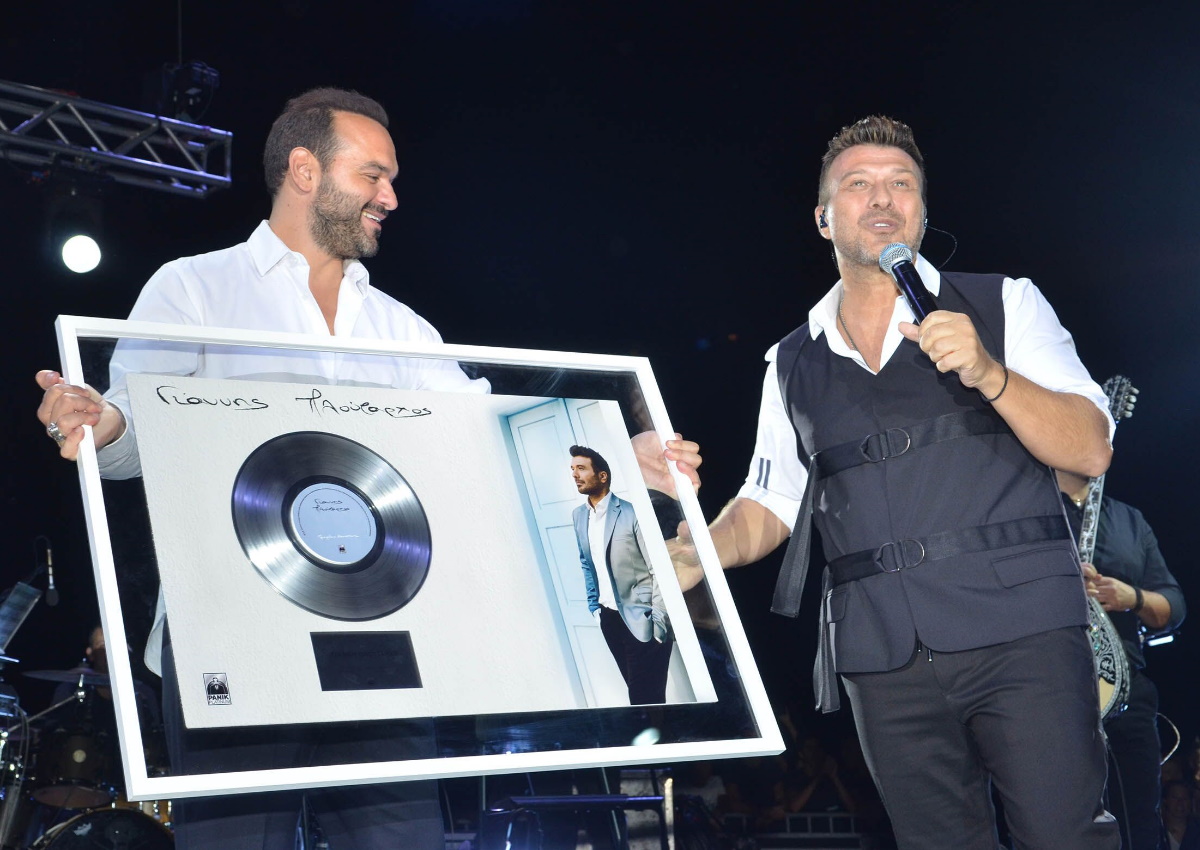 Λαμπερή απονομή πλατινένιου δίσκου στον Γιάννη Πλούταρχο [pics]