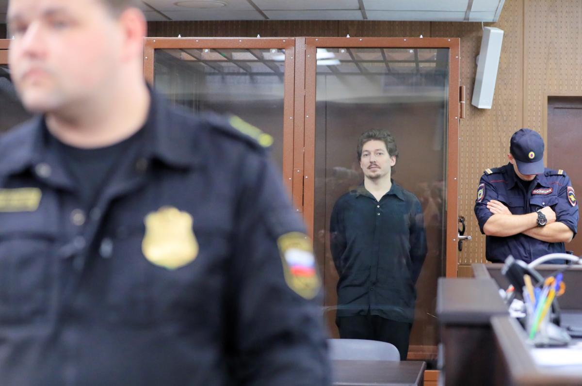 Ρωσία: Τρία χρόνια φυλακή σε διαδηλωτή επειδή… ακούμπησε το κράνος αστυνομικού!