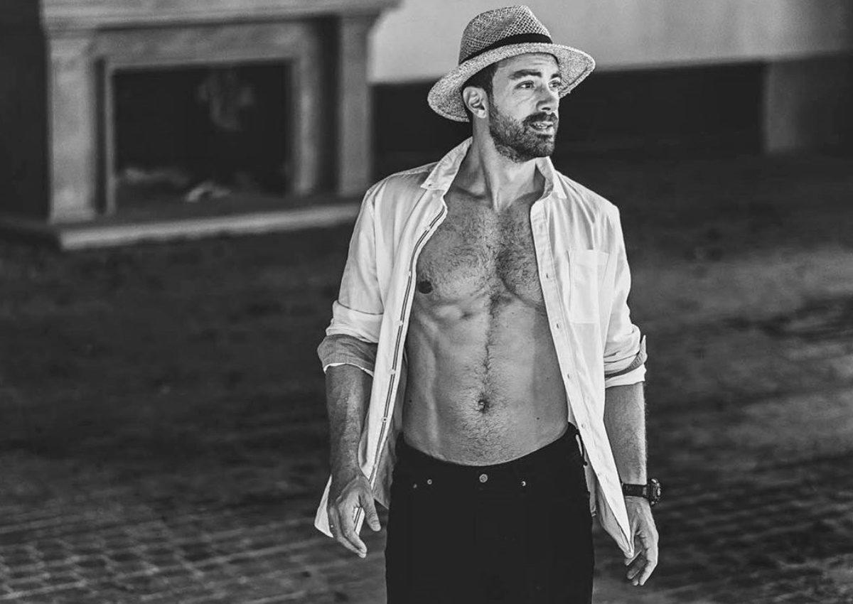 Σάκης Τανιμανίδης: Σιδερώνει το πουκάμισό το ημίγυμνος και… αναστατώνει!
