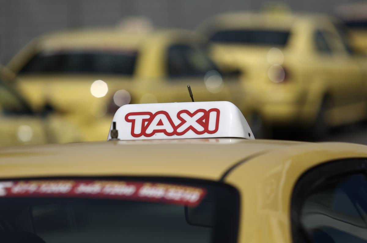 Ταξί… courier: Η “μόδα” που διευρύνεται μέσα στο lockdown