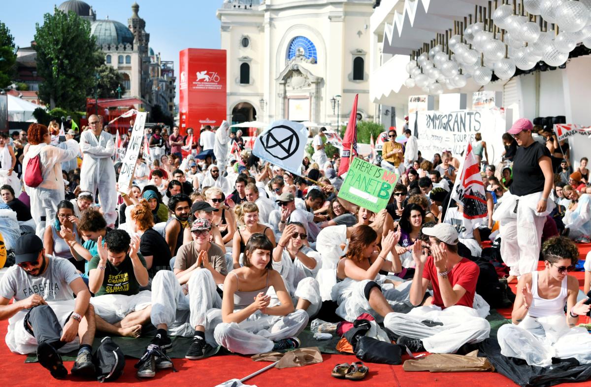 Βενετία – Μόστρα: Κατάληψη για το κλίμα στο κόκκινο χαλί του φεστιβάλ