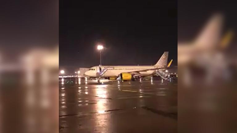 Τρόμος σε πτήση στην Βαρκελώνη - Δεν μπορούσαν να εγκαταλείψουν το αεροπλάνο που είχε γεμίσει καπνούς