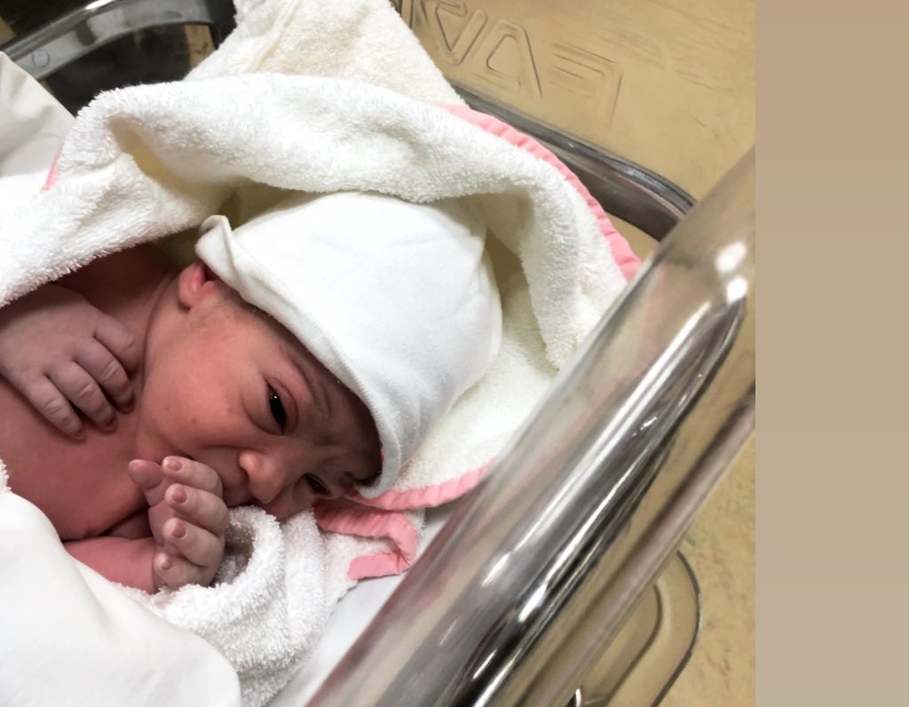 Η γνωστή Ελληνίδα γέννησε και μοιράζεται τις πρώτες φωτογραφίες του μωρού της!