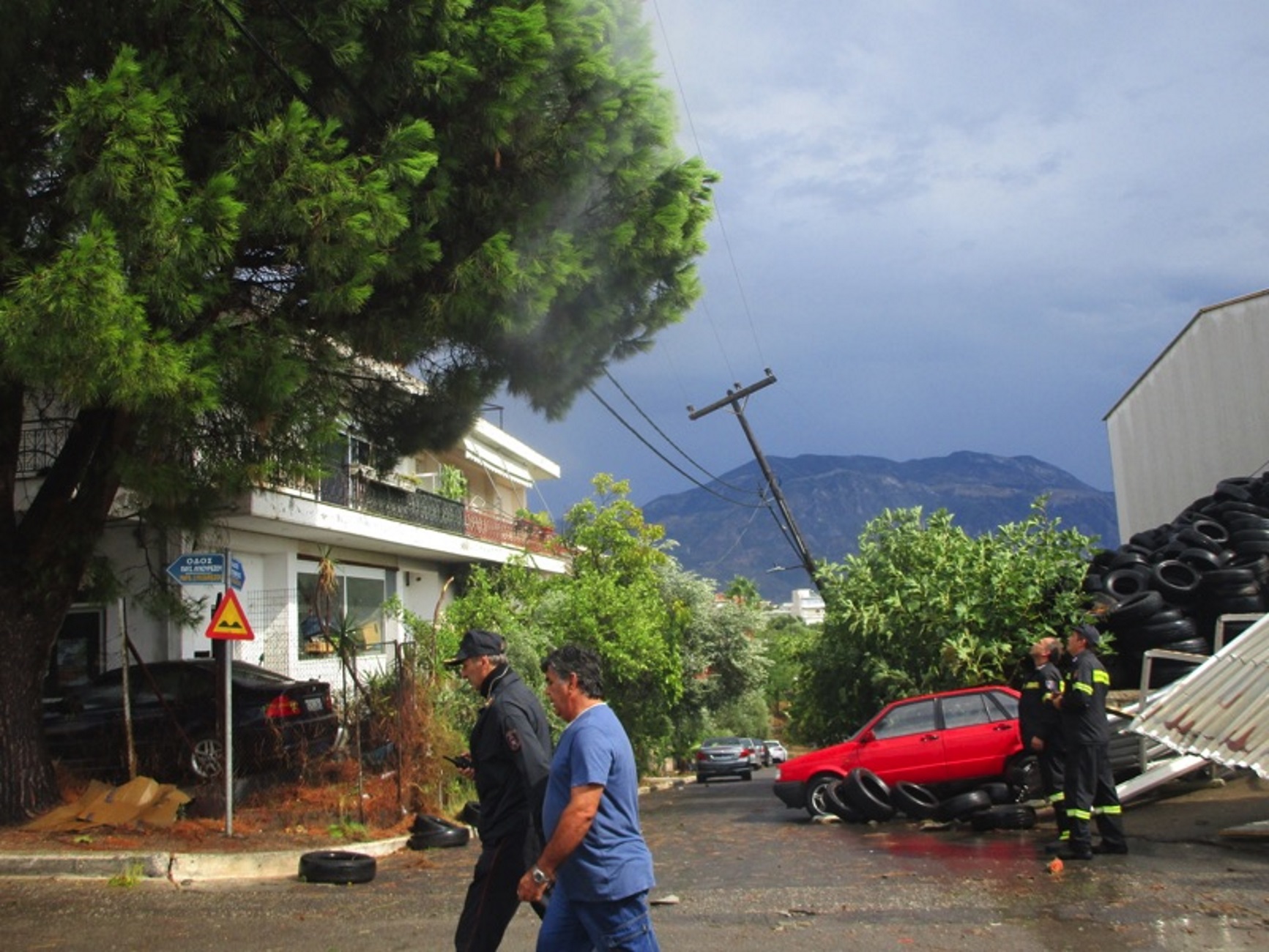 Καλαμάτα: Ζημιές και χάος από το χτύπημα ανεμοστρόβιλου – Σαρωτικοί άνεμοι παρέσυραν τα πάντα – video