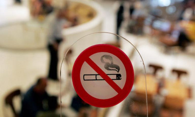 Οι έλεγχοι για την εφαρμογή του αντικαπνιστικού νόμου αποδίδουν - Έφτασαν το 85% τα «άκαπνα» μαγαζιά