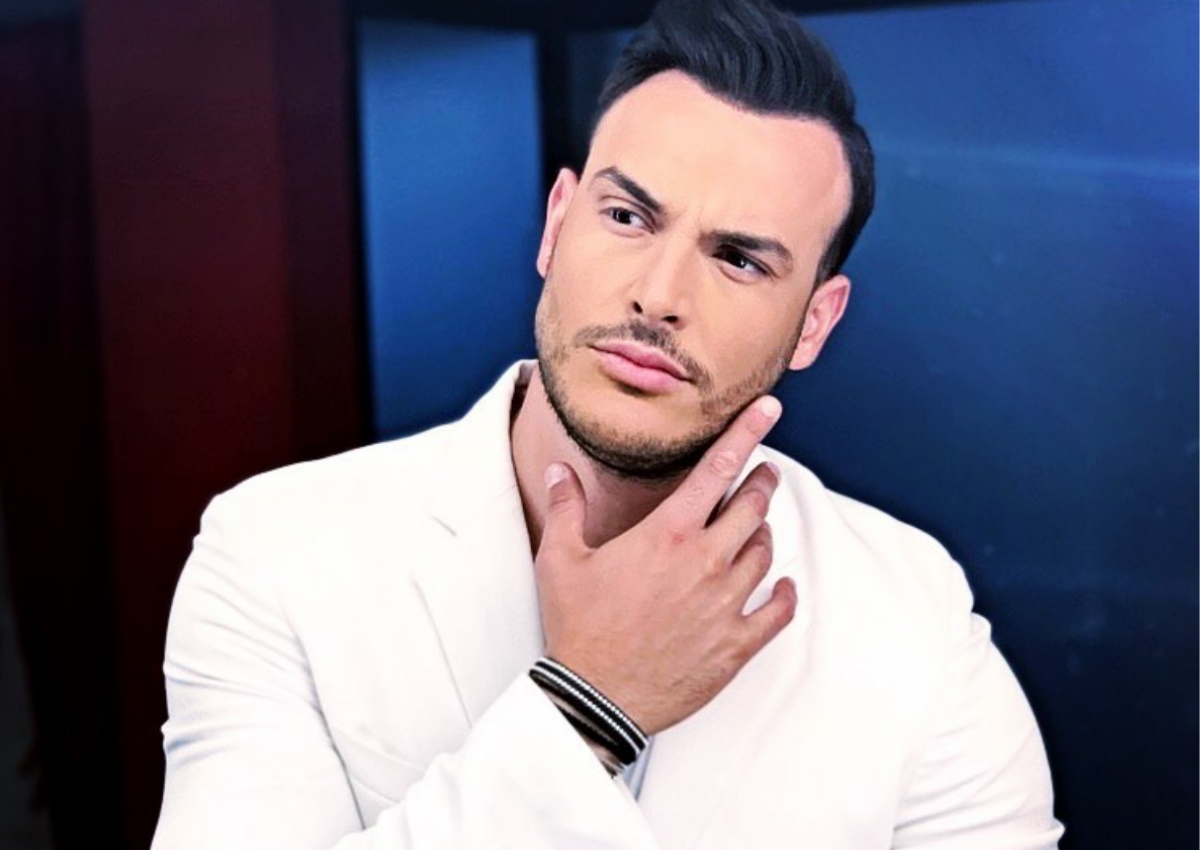 O Σάκης Αρσενίου φωτογραφίζεται με τον πατέρα του – Δες πόσο μοιάζουν μεταξύ τους!