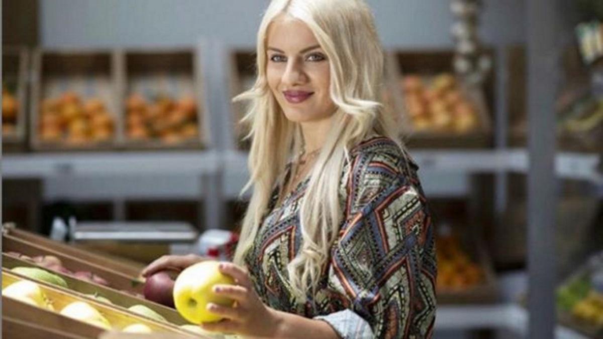 Το αβυσσαλέο ντεκολτέ της Ασημίνας Ουστάλλι προκαλεί “ταραχή” στον ανδρικό πληθυσμό! [pic]