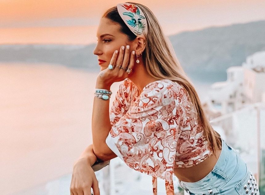 Η Αθηνά Οικονομάκου επέστρεψε στην Σαντορίνη μαζί με τον σύζυγό της και τον γιο τους! [pics, video]