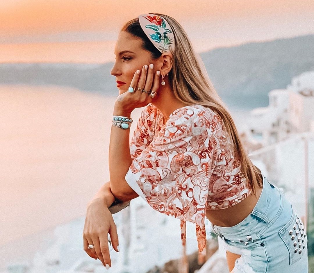 Αθηνά Οικονομάκου: Συνεχίζει τις διακοπές της στη Σαντορίνη! Φωτογραφίες και βίντεο