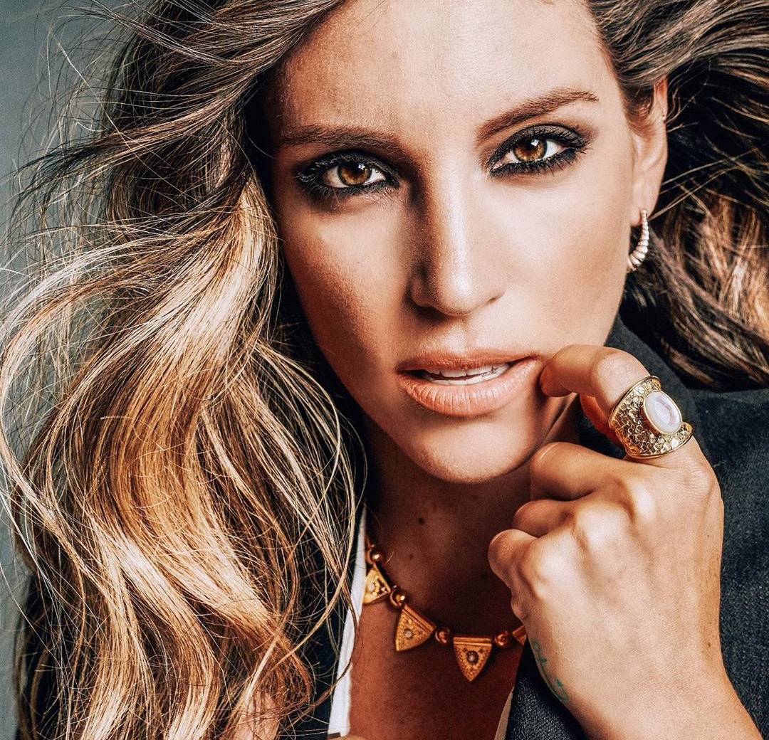 Αθηνά Οικονομάκου: Μοιράζεται στα social media το καυτό φιλί με τον άντρα της!