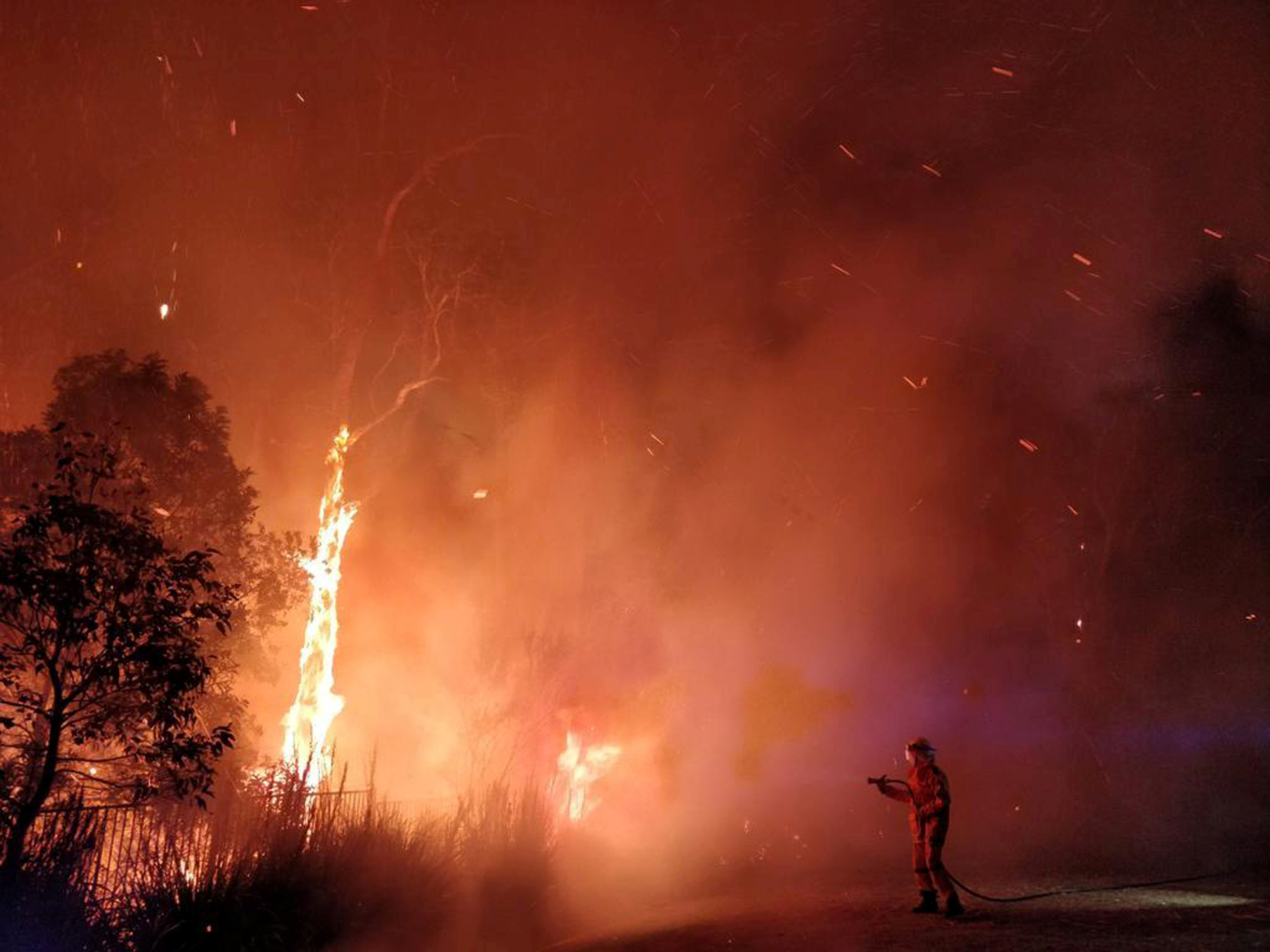 Αυστραλία: Τεράστιες φωτιές σε Κουίνσλαντ και Νέα Νότια Ουαλία – 1.000 πυροσβέστες στην μάχη!