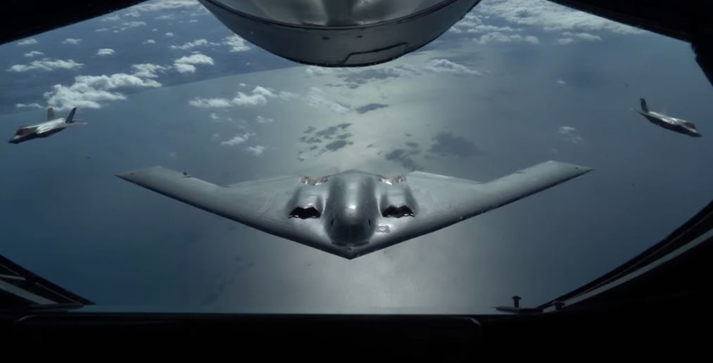 Εντυπωσιακός stealth σχηματισμός: Μαχητικά αεροσκάφη F-35 “προστατεύουν” βομβαρδιστικό B-2 σε αποστολή! [vid]