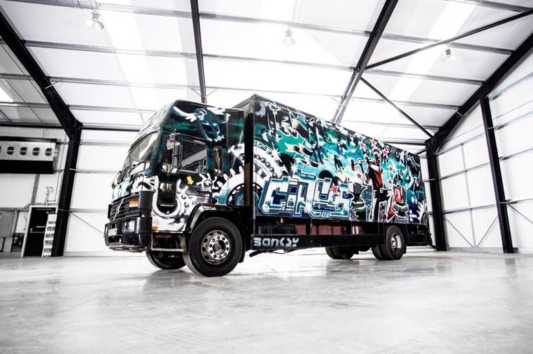 Σε δημοπρασία έργο του Banksy πάνω σε φορτηγό