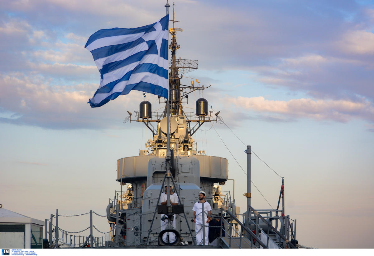 Καρέ-καρέ η έπαρση σημαίας στο θρυλικό αντιτορπιλικό “ΒΕΛΟΣ”! [pics]