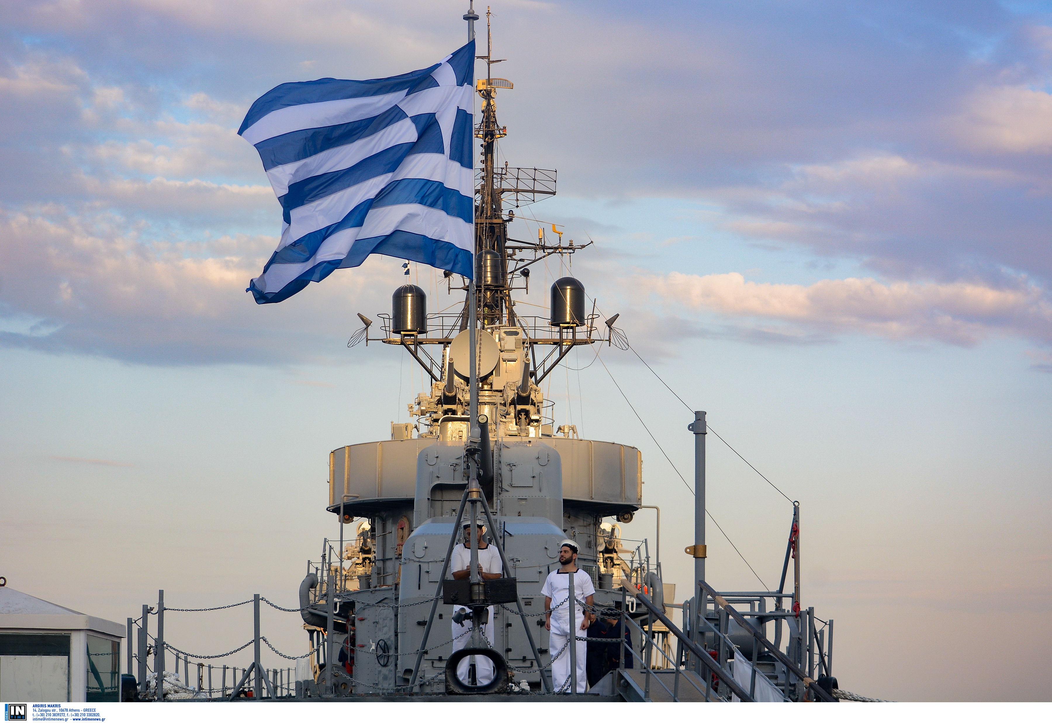 Καρέ-καρέ η έπαρση σημαίας στο θρυλικό αντιτορπιλικό “ΒΕΛΟΣ”! [pics]