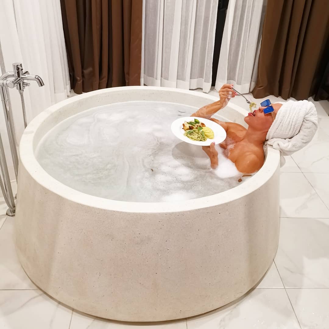 Γνωστή Έλληνίδα… χωρίς ρούχα στο τζακούζι!