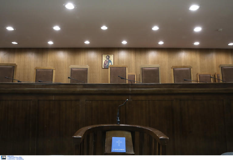 Καταδικάστηκε για κακοποίηση ζώου ο δήμαρχος Θήρας – Τι απαντούν κύκλοι του στο newsit.gr