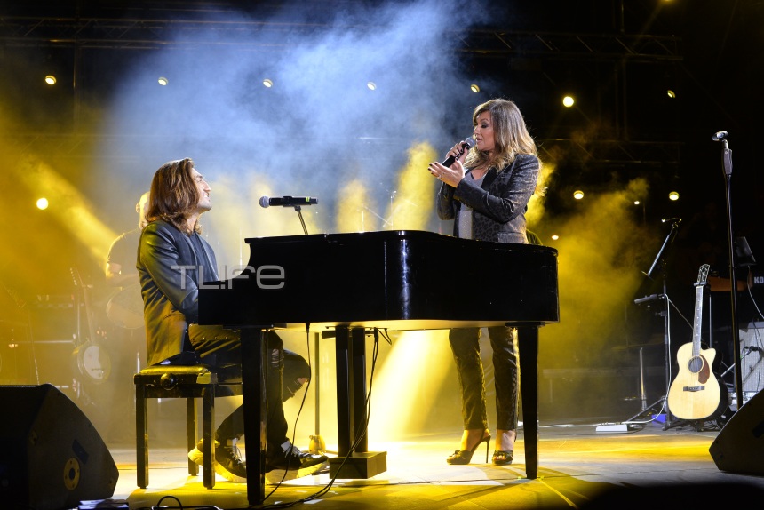 Καίτη Γαρμπή: Το συγκινητικό βίντεο που τραγουδάει με τον γιο της!