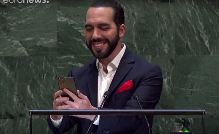 Έπος! Ζήτησε άδεια και έβγαλε selfie στο βήμα του ΟΗΕ πριν την ομιλία του!