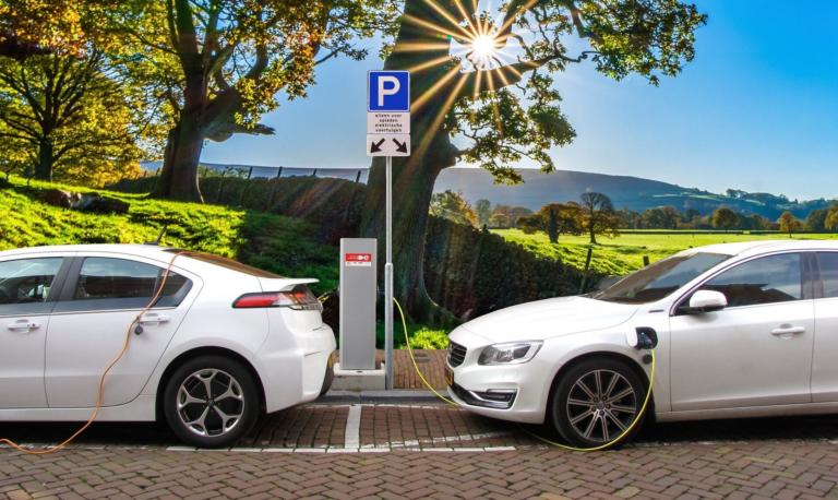 Ηλεκτρικά αυτοκίνητα: Ανεβαίνουν οι πωλήσεις – “Σφήνα σε βενζίνη, ντίζελ
