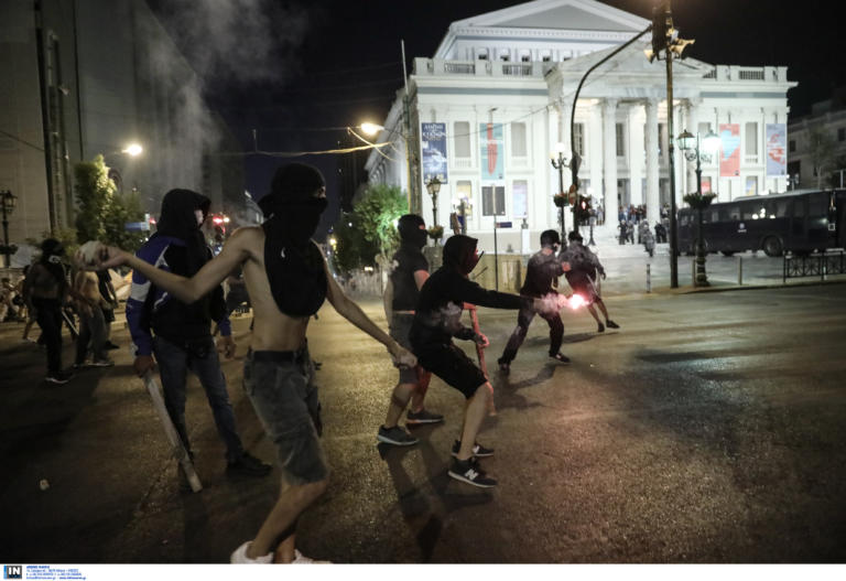 Παύλος Φύσσας: Καρέ – καρέ τα επεισόδια στα γραφεία της Χρυσής Αυγής!