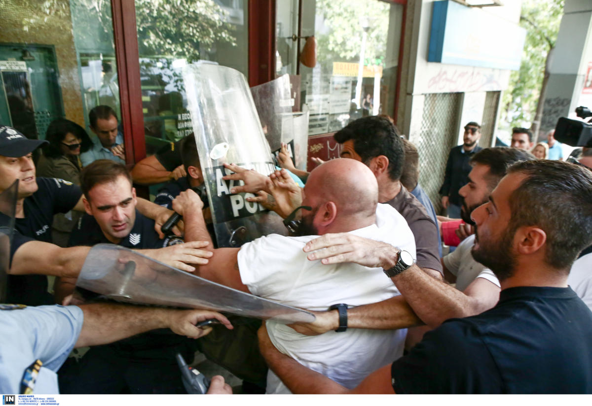 Πλειστηριασμοί: Ένταση και μικροεπεισόδια έξω από συμβολαιογραφείο στο κέντρο της Αθήνας