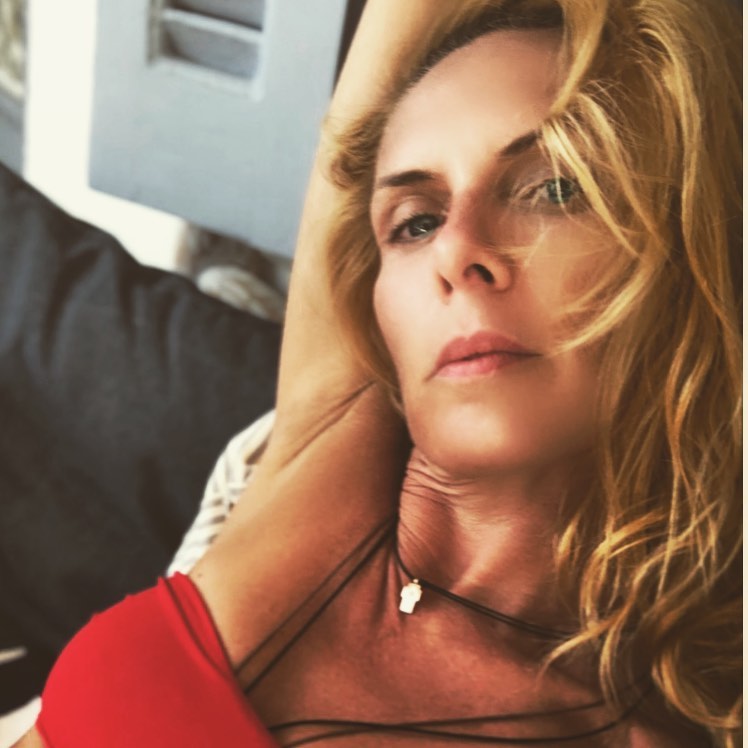 Εβελίνα Παπούλια: Ανανεωμένη και εντυπωσιακή όσο ποτέ! Φωτογραφίες