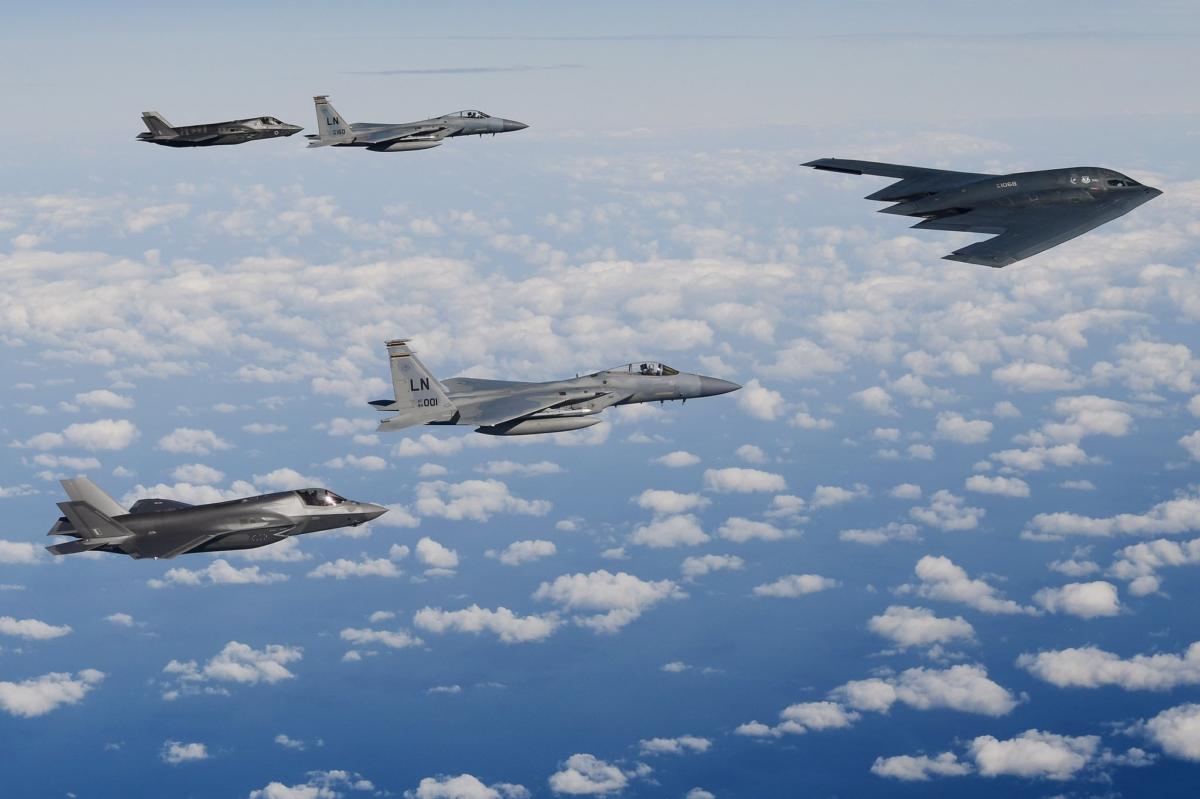 Εντυπωσιακές λήψεις μαχητικών F-35 και F-15 να προστατεύουν βομβαρδιστικό B-2 [pics]