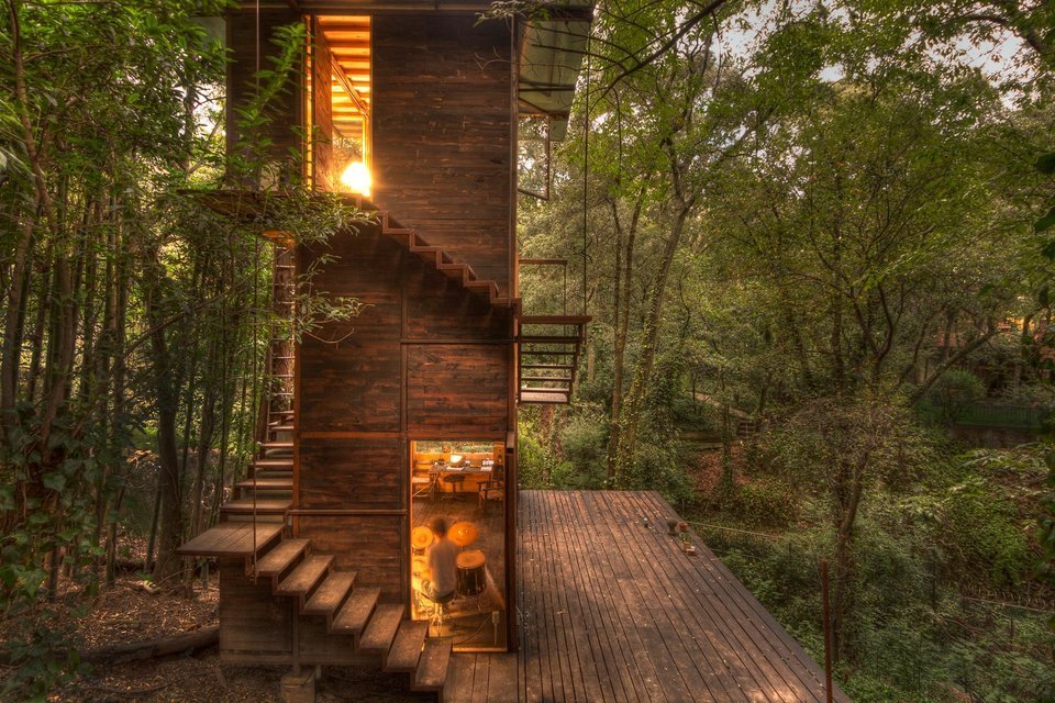 Ένα απίστευτο ξύλινο καταφύγιο που μοιάζει με δέντρο!