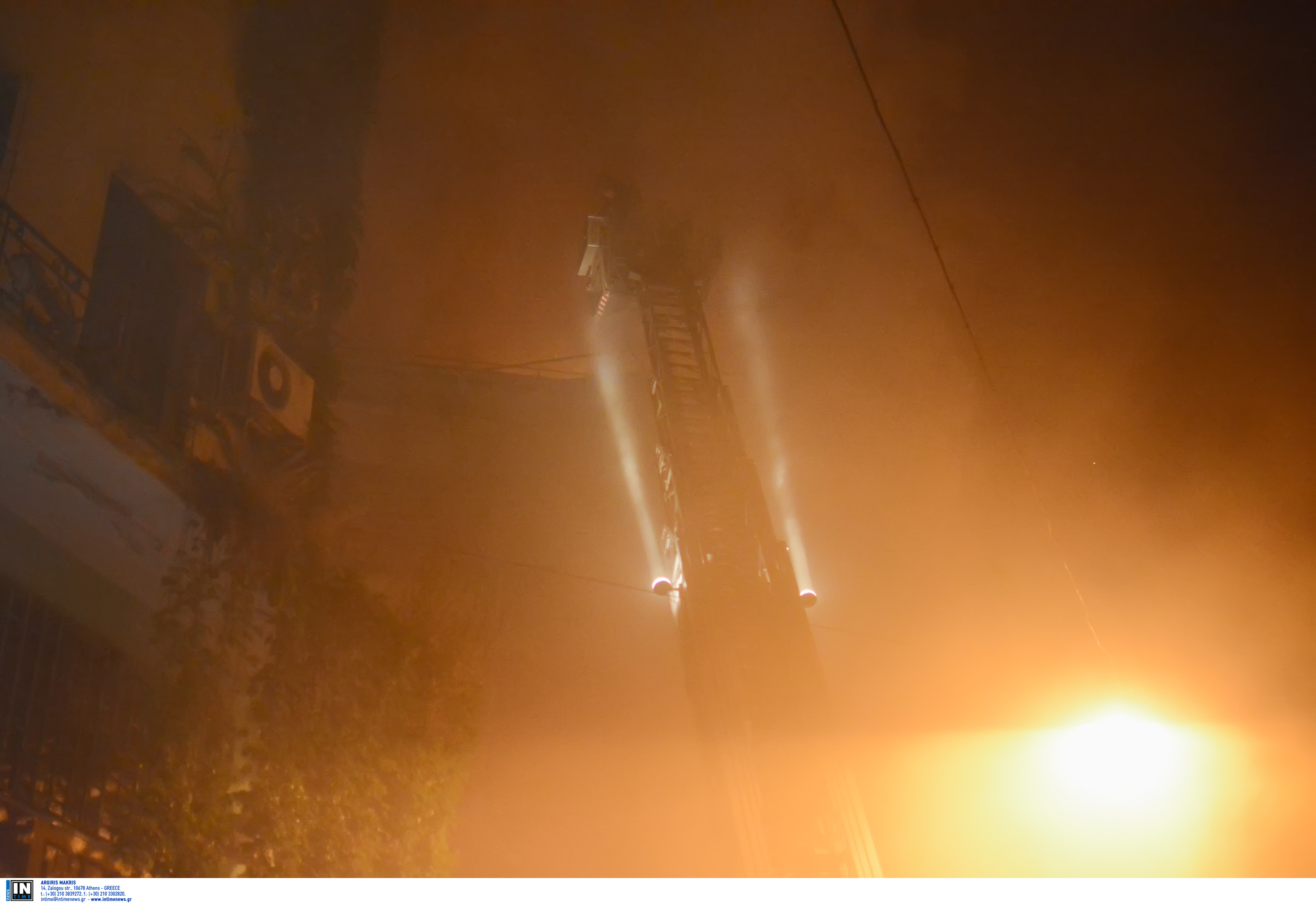 Μεγάλη επιχείρηση για την φωτιά στο κέντρο της Αθήνας – Έφτασαν στην ταράτσα οι φλόγες [pics]