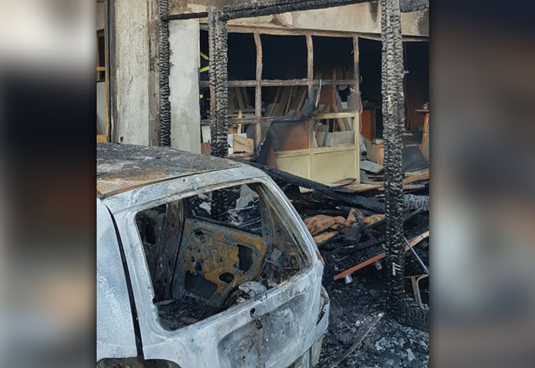 Ηράκλειο: Φωτιά σε ξυλουργείο – Στις φλόγες και ένα Ι.Χ [pics]