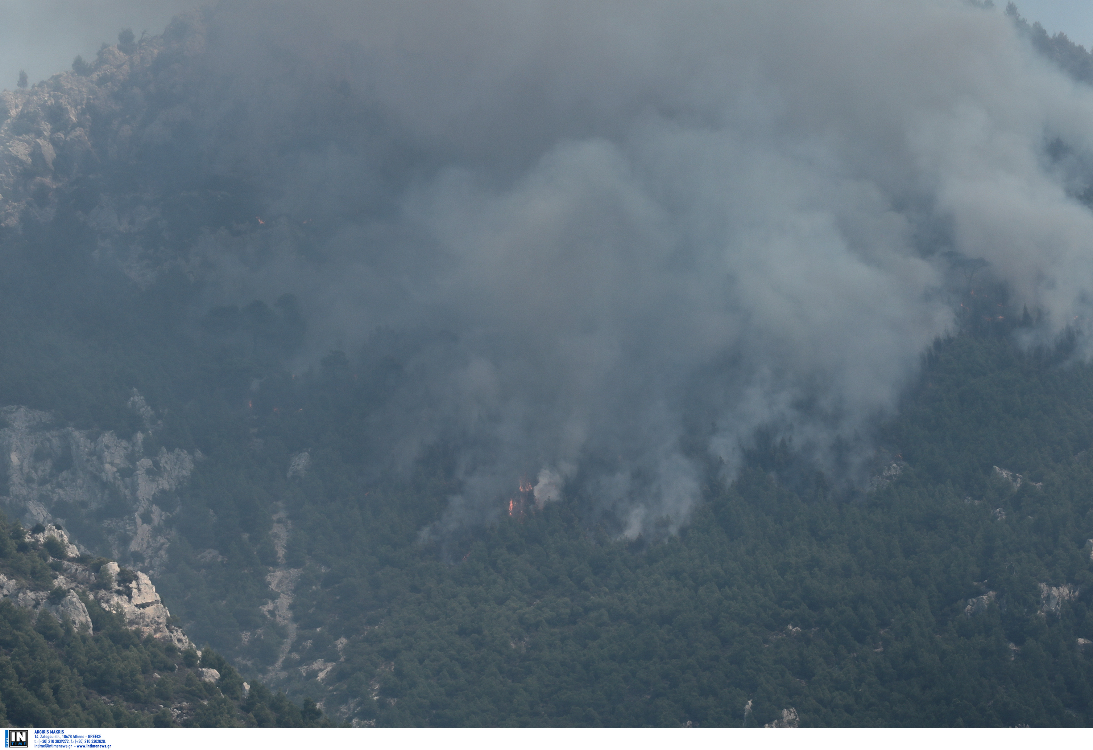 Φωτιά στο Λουτράκι: Αυτές οι εικόνες πάνω από τα σπίτια τους – “Ασφυξία” για τους κατοίκους – Μαίνεται η πυρκαγιά!