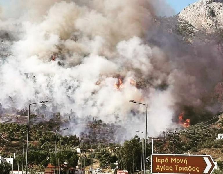 Φωτιά στο Λουτράκι: Νέες εικόνες που κόβουν την ανάσα – Εκκενώθηκαν μοναστήρια και γηροκομείο μέσα σε μια ατμόσφαιρα αποπνικτική [pics]