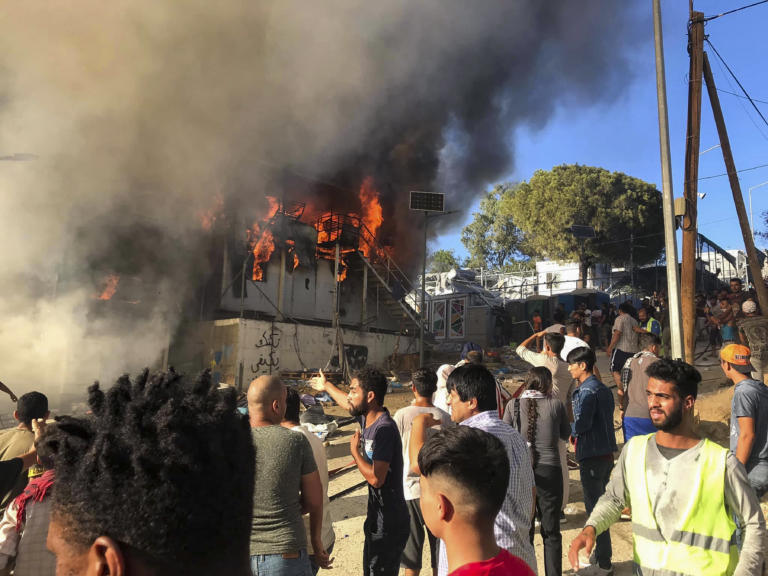 Απίστευτη καταγγελία: «Εμπρησμός η φωτιά στη Μόρια – Την έβαλαν μετανάστες» - Αστυνομικοί Λέσβου: «Φώναζαν kill police»