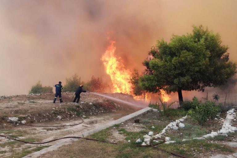 Φωτιά Ζάκυνθος: Οι φλόγες στις αυλές σπιτιών – Ανεξέλεγκτη η πυρκαγιά – Φόβος για τη νύχτα που έρχεται [pics, video]
