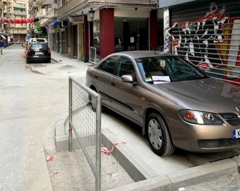 Θεσσαλονίκη: Επέστρεψε για να πάρει το αυτοκίνητο που πάρκαρε παράνομα και διάβασε αυτό το σημείωμα [pics]