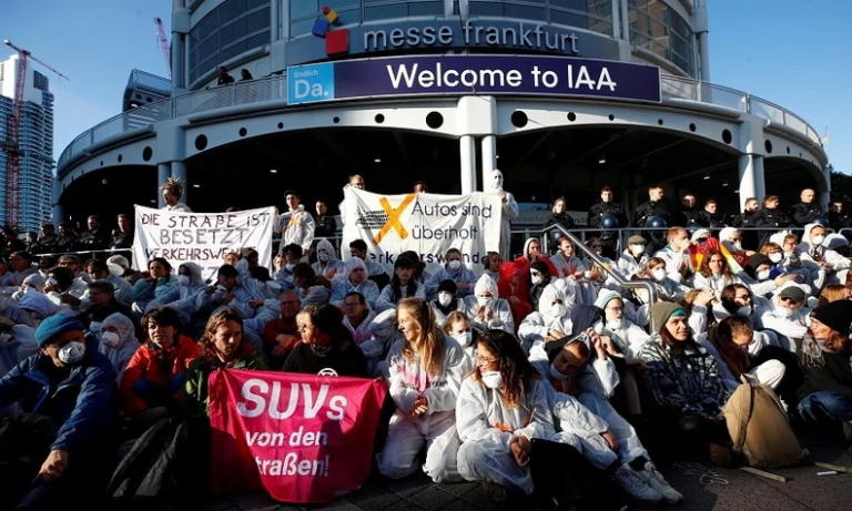 Χιλιάδες διαδηλωτές «έπνιξαν» την Έκθεση Αυτοκινήτου της Φρανκφούρτης