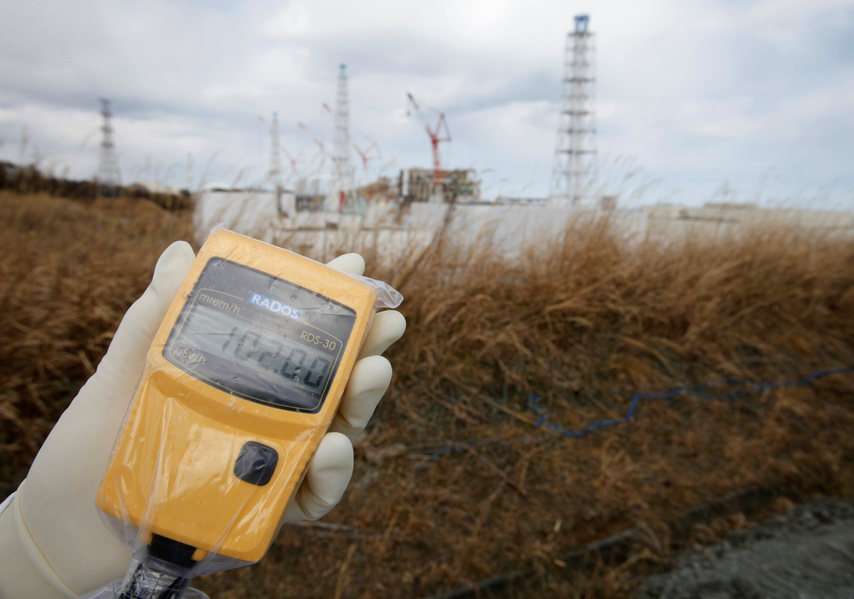 Сколько исчезает радиация. АЭС Чернобыль радиация. Дозиметр радиации в Чернобыле. Дозиметр ЧАЭС. Дозиметр Фукусима.