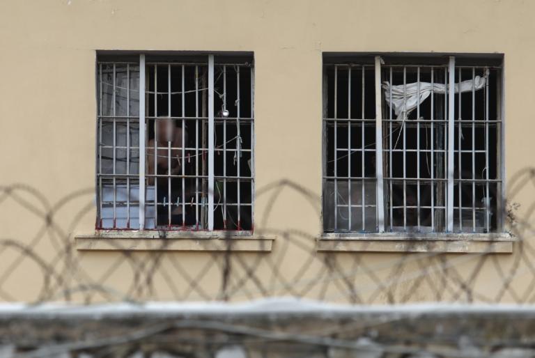 Άγρια συμπλοκή στις φυλακές Αυλώνα! Εννέα άτομα στο νοσοκομείο, τρεις σοβαρά τραυματίες από αιχμηρό αντικείμενο