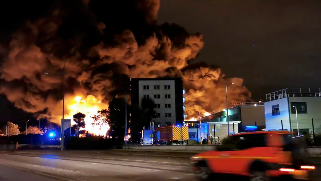 Γαλλία: Κίνδυνος μόλυνσης του Σηκουάνα από τη φωτιά σε χημικό εργοστάσιο στη Ρουέν