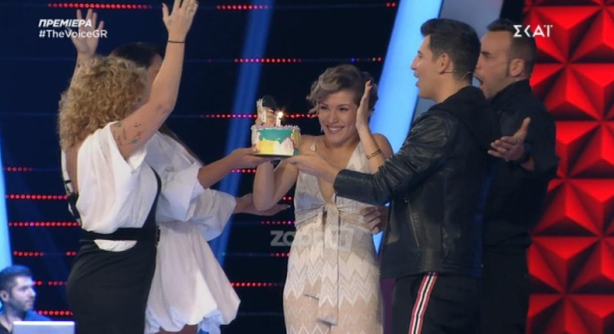 Το αυτοάνοσο τής άλλαξε τη ζωή αλλά στη σκηνή του Voice έγινε χαμός για τα γενέθλιά της!