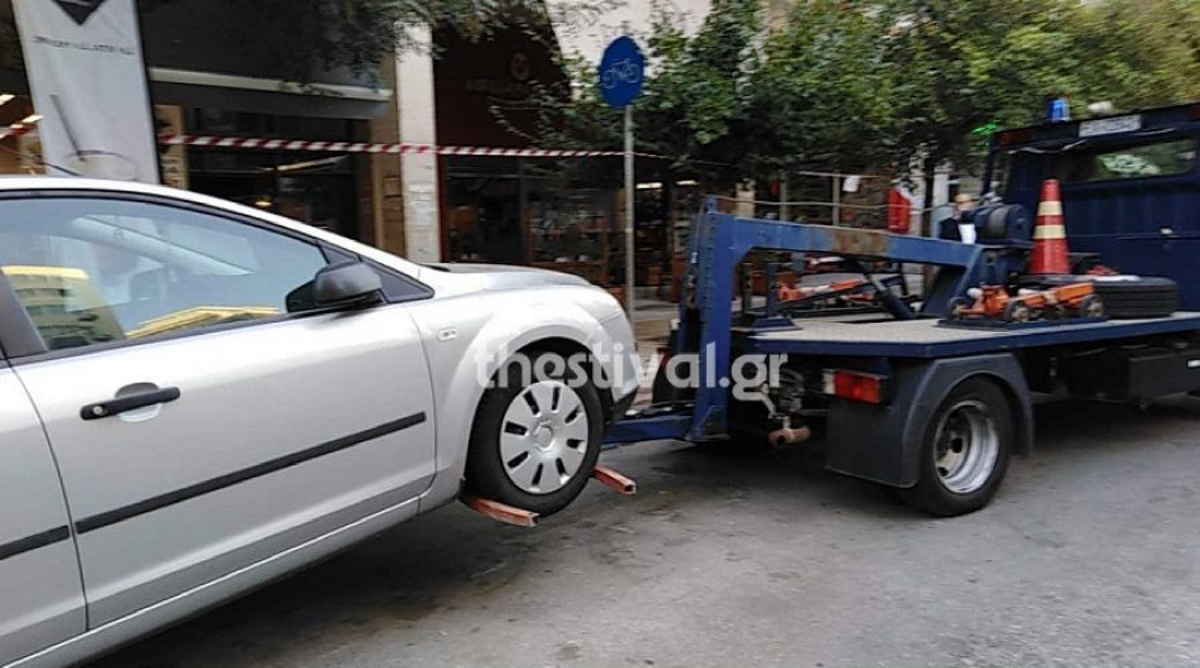 Θεσσαλονίκη: “Σκούπα” της τροχαίας με γερανούς – Σήκωσαν αυτοκίνητα που ήταν παρκαρισμένα παράνομα – video